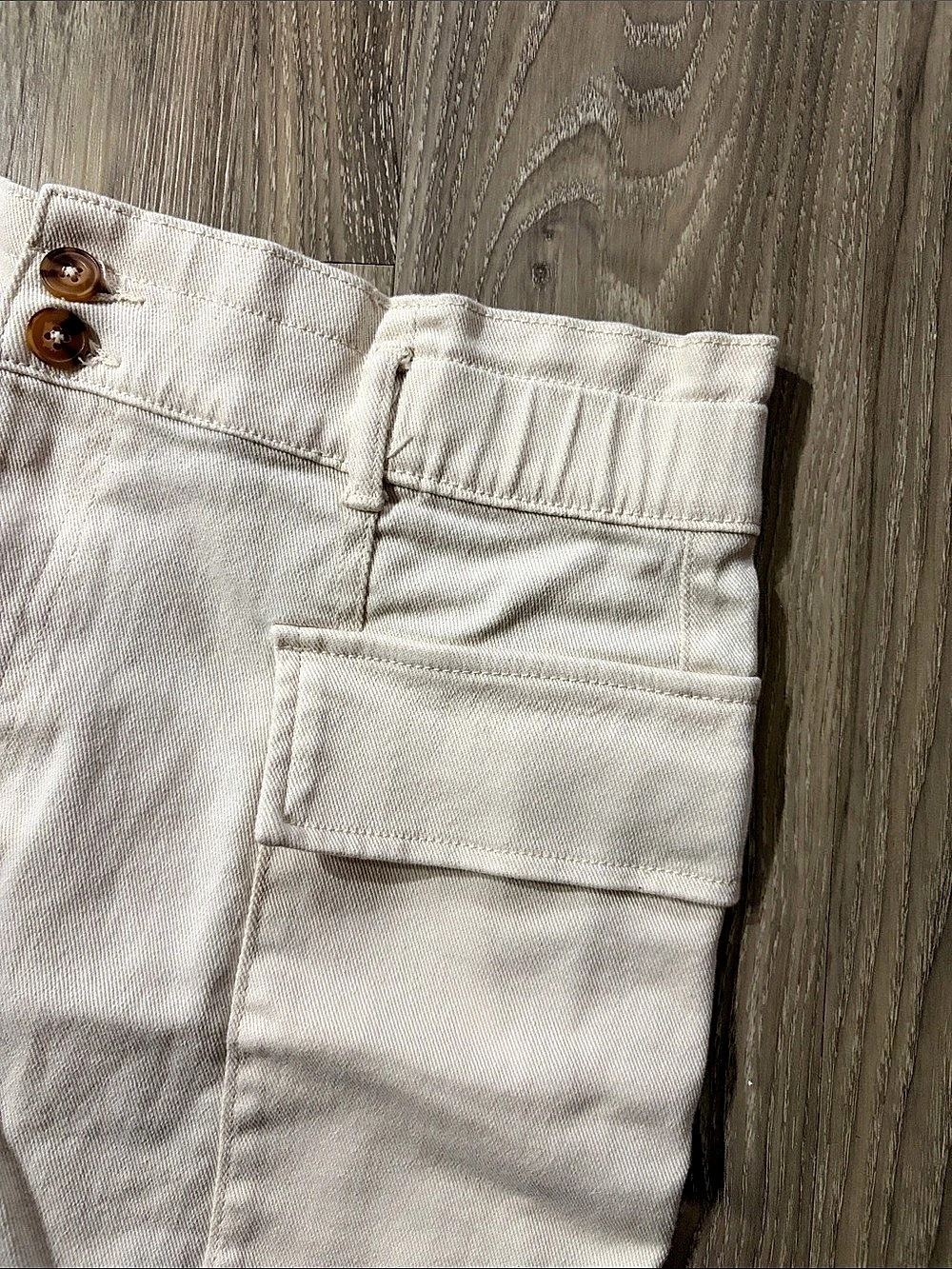 Cotton Joe Fresh Cargo Shorts in Cream Like New - Picture 3 of 4
